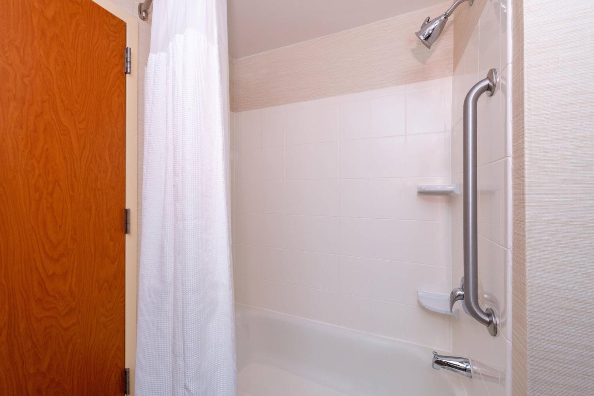 Fairfield Inn & Suites Greensboro Wendover Ngoại thất bức ảnh